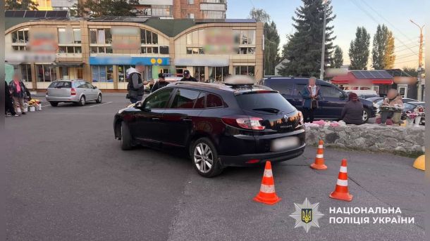 Монумент сови відкрили в сквері на Щекавицькій у Подільському р-ні Місце ДТП біля магазину в Обухові, де 58-річний водій Renault Megane збив 68-річну пішохідку