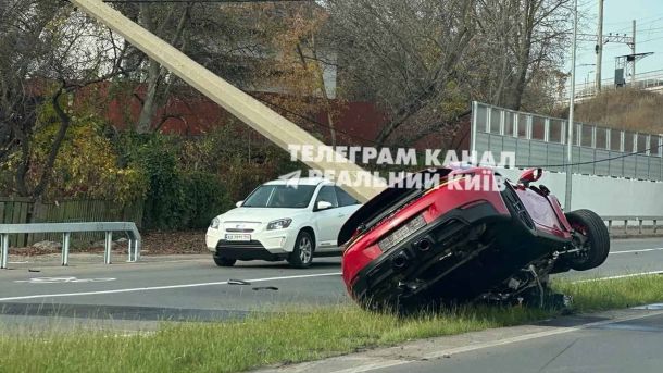 The Sun: Київські кафе з назвою «Трамп» змінили бренд через політику експрезидента США Червоний Porsche після ДТП лежить на боці на узбіччі дороги