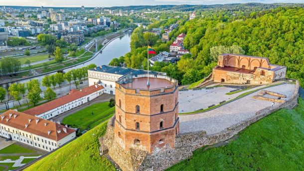 The Canadian Press: Трюдо рішуче підтримує Зеленського на тлі завершення лондонського саміту з європейської безпеки Вежа Гедиміна у Вільнюсі