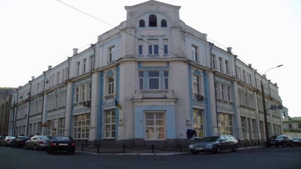 Будинок ЮРОТАТ на Саксаганського збудували 1899 року за проєктом Хойнацького Триповерховий будинок на Фролівській, 4 на Подолі в Києві — колишня текстильна мануфактура Морозових з радянською надбудовою 1983 року