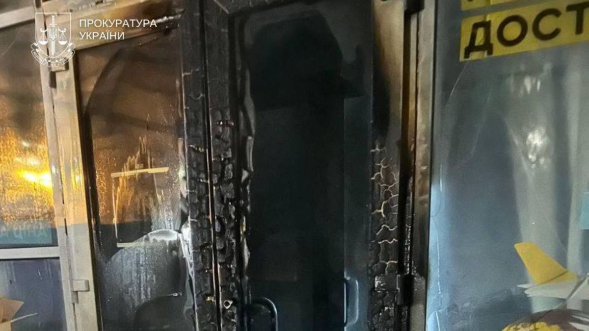 На Лісовому підпалили пошту за командою псевдокопа Одна зі згорівших частин відділення до Нової пошти
