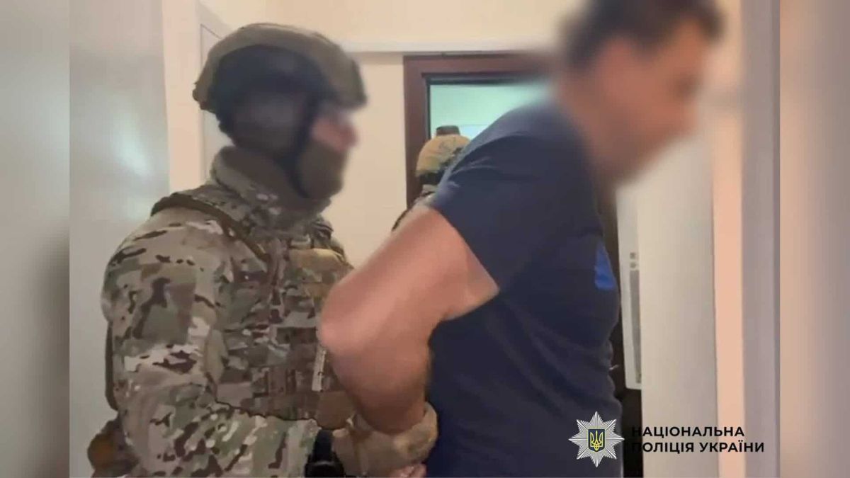 Чотирьом особам повідомили про підозру у викраденні ветерана Спецпризначенець у камуфляжі й шоломі веде затриманого чоловіка з розмитим обличчям у приміщенні