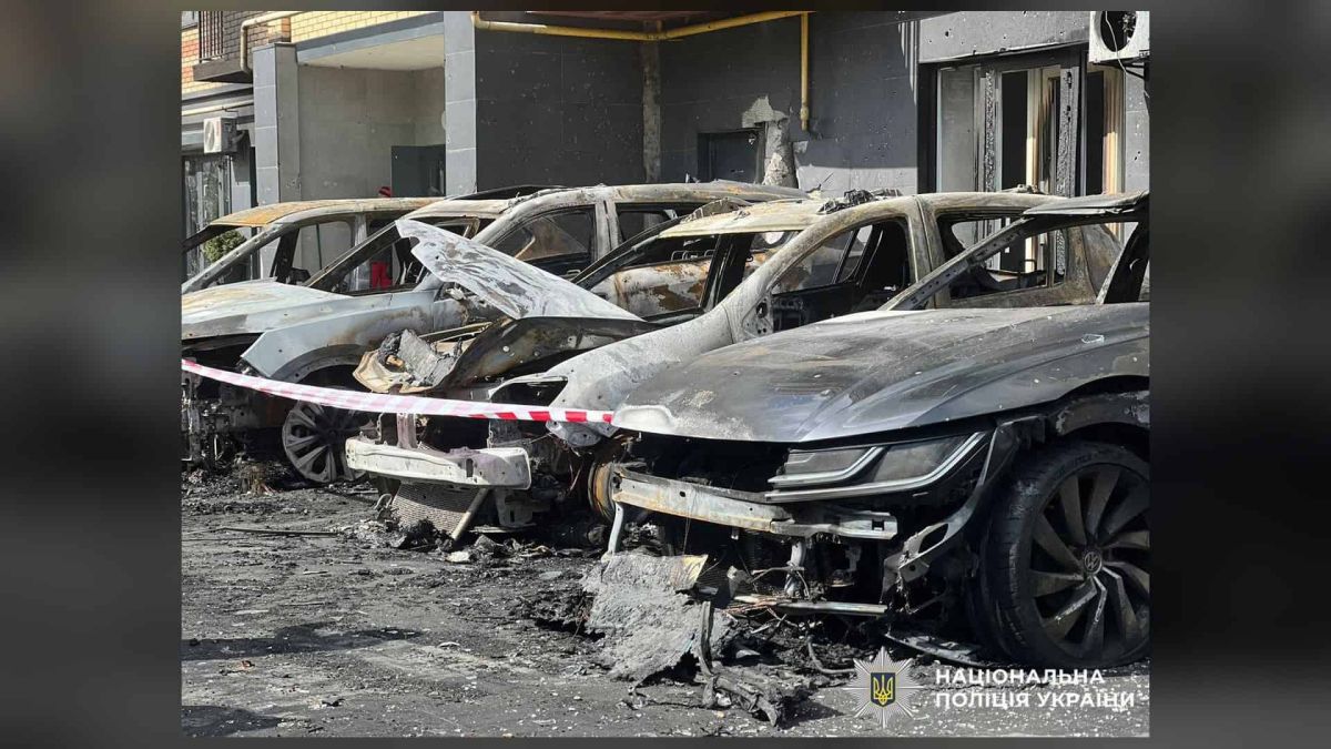 Атака на Київщину: 15 будинків і 7 постраждалих, серед них дитина Знищені та спалені автомобілі на парковці після ракетно-дронової атаки Росії на Київщину 14 травня 2026 року, фото Національної поліції України