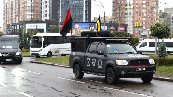 ТЦК Києва прокоментував скандальні фото з розподільчого центру Автомобіль ЗСУ який супроводжує прощальну процесію, ховають воїна