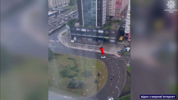 У Києві зупинили п'яного водія Mercedes без прав: три протоколи Вид з дрона патрульної поліції Києва: автомобіль-порушник (позначений червоною стрілкою) на перехресті — скріншот відеозапису з мережі інтернет