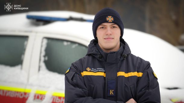 17 січня Київ прийматиме ювілейний Кубок Білої Пантери, в якому візьмуть участь понад 300 спортсменів Курсант біля автомобіля ДСНС