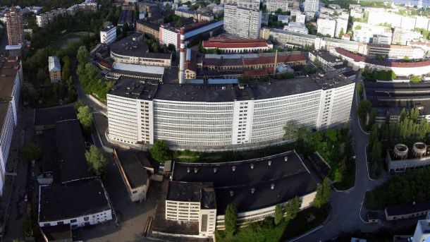39-річний іноземець підозрюється у зґвалтуванні дитини: відео знайшли на телефоні після підпалу Аерофотознімок великої напівкруглої білої будівлі та промзони