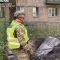 Головні новини Києва | Kyiv.News Поліцейський вибухотехнік у шоломі й жилеті стоїть біля бойової частини ракети, що лежить у ямі перед житловим будинком у Солом’янському р-ні