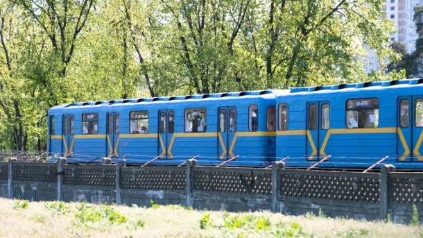 Шахраї надсилають фейкові штрафи за ПДР: Кіберполіція попереджає Потяг Київського метрополітену