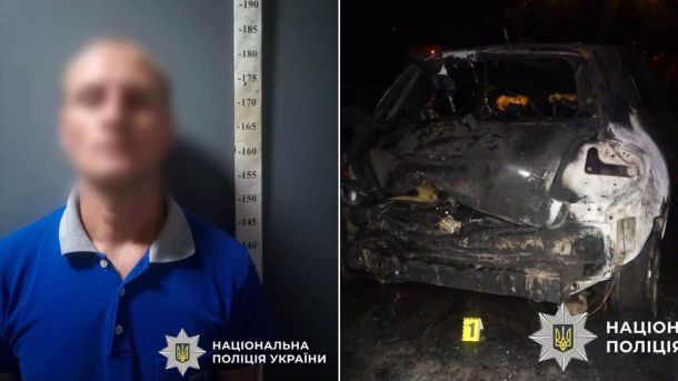 Чоловік помер після затримання патрульною поліцією в Києві (відео) Чоловік у синій футболці стоїть біля стіни з вимірювальною шкалою зросту, його обличчя розмите; поруч згорілий автомобіль уночі з пошкодженим кузовом