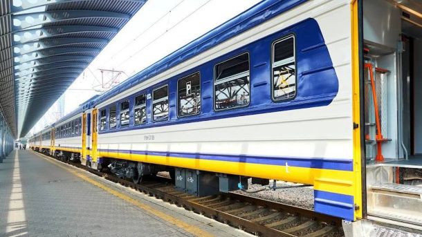 Великий затор на Кільцевій біля Жулянського шляхопроводу: що сталося Вагон потяга електрички