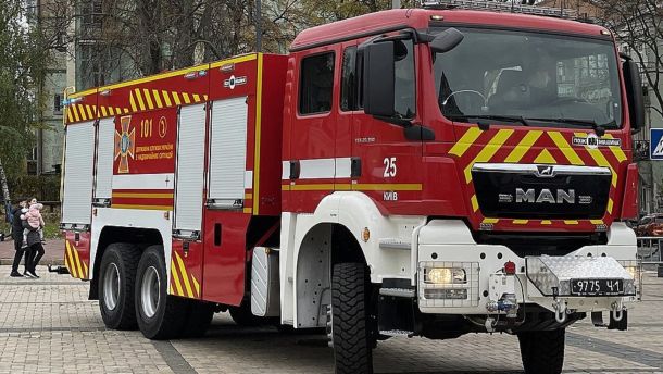 У центрі Києва відкрили 26-й пам'ятний знак фахівцям ЦВС Пожежний автомобіль ДСНС