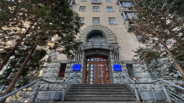 Київ утримує рекорд з очного навчання: 98% школярів навчаються у класах Вхід до будівлі БЕБ в Києві