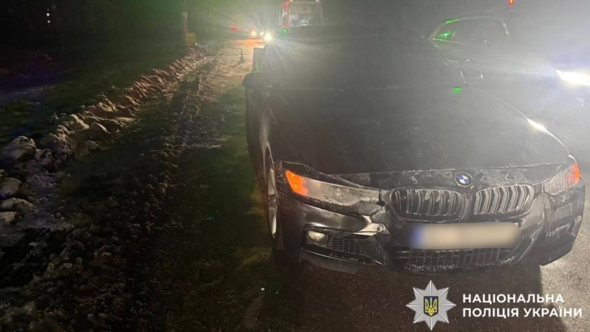 У Борисполі водій BMW наїхав на жінку яка переходила дорогу по пішохідному переходу Автомобіль, який наїхав на жінку