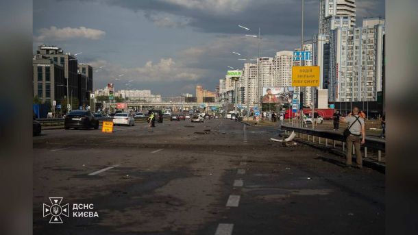 Атака на Київ 2 липня: у Деснянському пошкоджено 10 будинків Рятувальники ДСНС на місці російської атаки у Дарницькому районі Києва, де постраждали 6 людей, серед них дитина