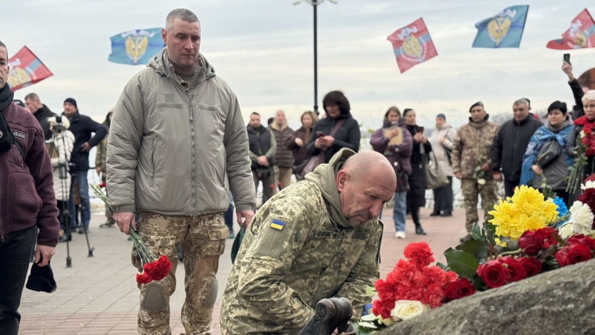У Києві вшанували морпіхів: понад 3 тисячі полягли з 2014 року Люди кладуть квіти до пам'ятника морським піхотинцям