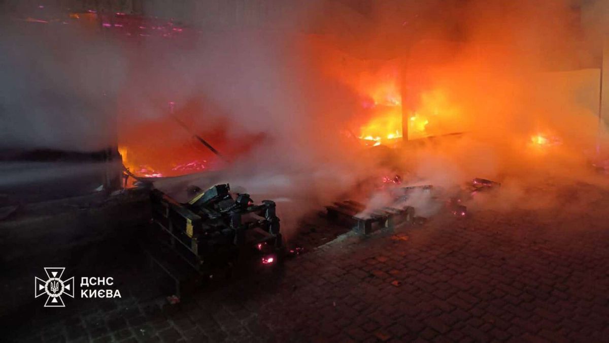 Пожежа на Закревського: вогонь охопив 60 кв. м торгмайданчика Пожежа на торговельному майданчику вулиці Миколи Закревського у Деснянському районі Києва — логотип ДСНС КИЄВА на передньому плані