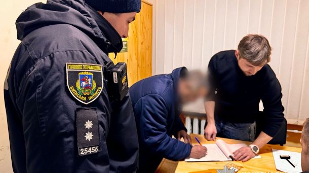 У Києві нові правила для МАФів і прокату електротранспорту: що змінилось Троє чоловіків в поліцейському відділку, біля поліцейського стоїть чоловік і підписує папери на столі