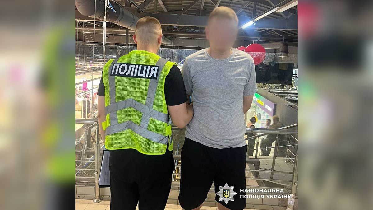 У ТРЦ в Голосіївському районі Києва чоловік із ножем поранив відвідувача — відкрито справу за замах на вбивство У ТРЦ в Голосіївському районі Києва чоловік із ножем поранив відвідувача — відкрито справу за замах на вбивство