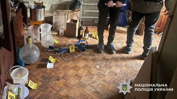 У Києві викрито схему відмивання 2 мільярдів у київських аптеках Поліцейські Києва під час обшуку квартирної нарколабораторії з виробництва амфетаміну