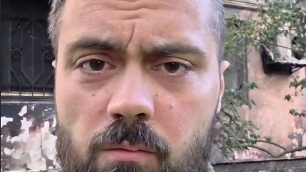 Оболонь після обстрілу: штаби допомоги на двох локаціях Голова Оболонської РДА Кирило Фесик на тлі пошкодженого будинку після нічного обстрілу Києва 15 червня 2026 року