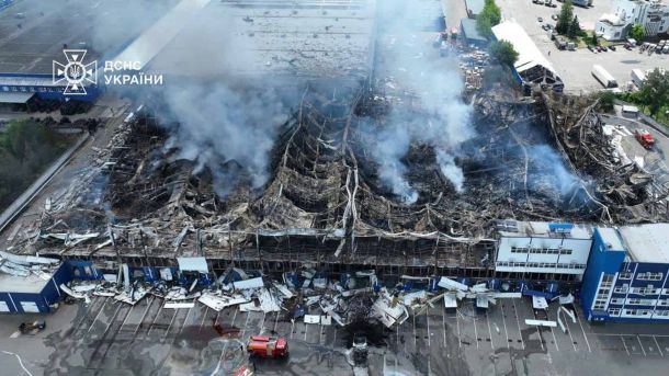 Пожежа складу в Оболоні: 300 м² на Автозаводській Аерофотознімок зруйнованого і обгорілого складу площею 10 000 кв. м на Київщині після ракетного удару Росії 24 травня 2026 року — пожежні машини ДСНС на місці