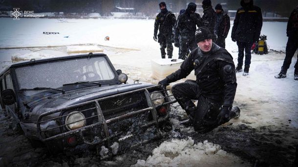 Трагедія на Київщині: мати та двоє дітей загинули у пожежі на Володарщині Передня частина автомобіля, підтягнутого до берега