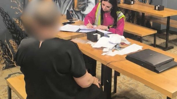 Кличко нагородив 90-річного художника Івана Марчука Киянку затримали за обіцянку бронювання військовозобов'язаному за $18 000