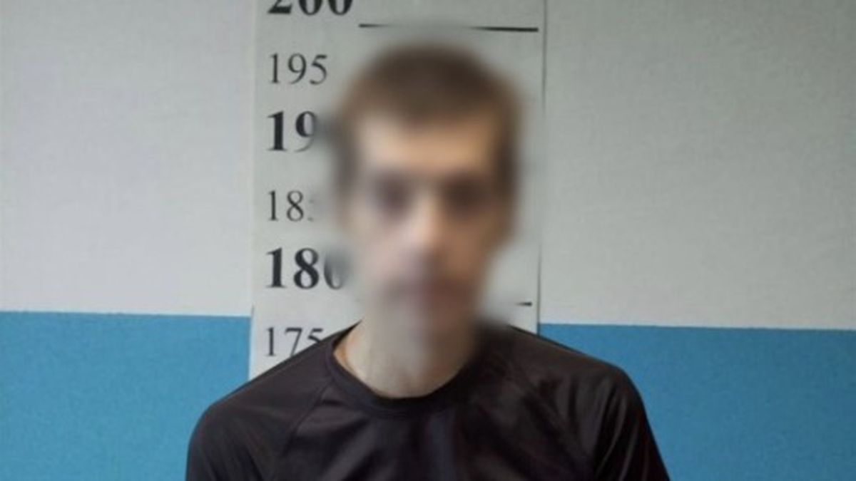 У Києві судитимуть чоловіка за систематичне насильство над матір’ю Чоловік у чорній футболці стоїть на фоні стіни з вимірювальною шкалою зросту