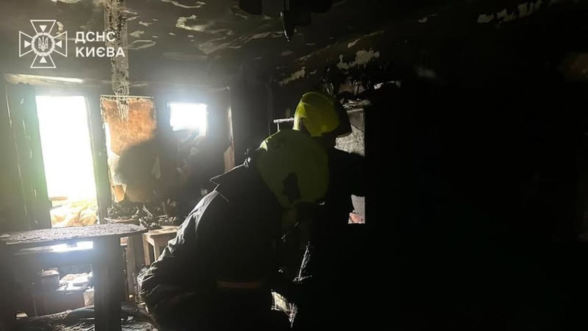 Пожежа у Дарницькому на вул. Чубинського: ДСНС врятувала чоловіка Рятувальник ДСНС Києва оглядає вигорілу квартиру після пожежі у п'ятиповерховому будинку на вулиці Павла Чубинського у Дарницькому районі, 8 червня 2026 року