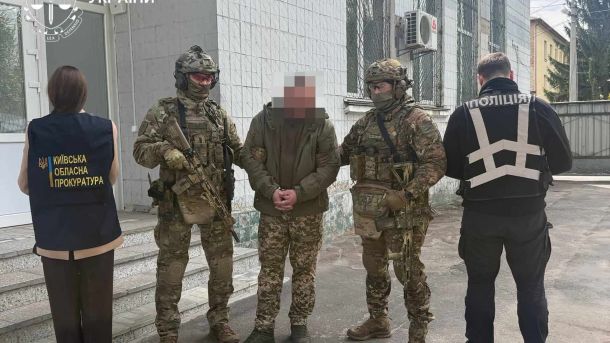 Поліція Києва оголосила підозру посадовиці «Освітньої агенції» на 1,1 млн грн Бійці спецпідрозділу та прокурор Київської обласної прокуратури затримують фігуранта справи про корупцію у ТЦК Київщини