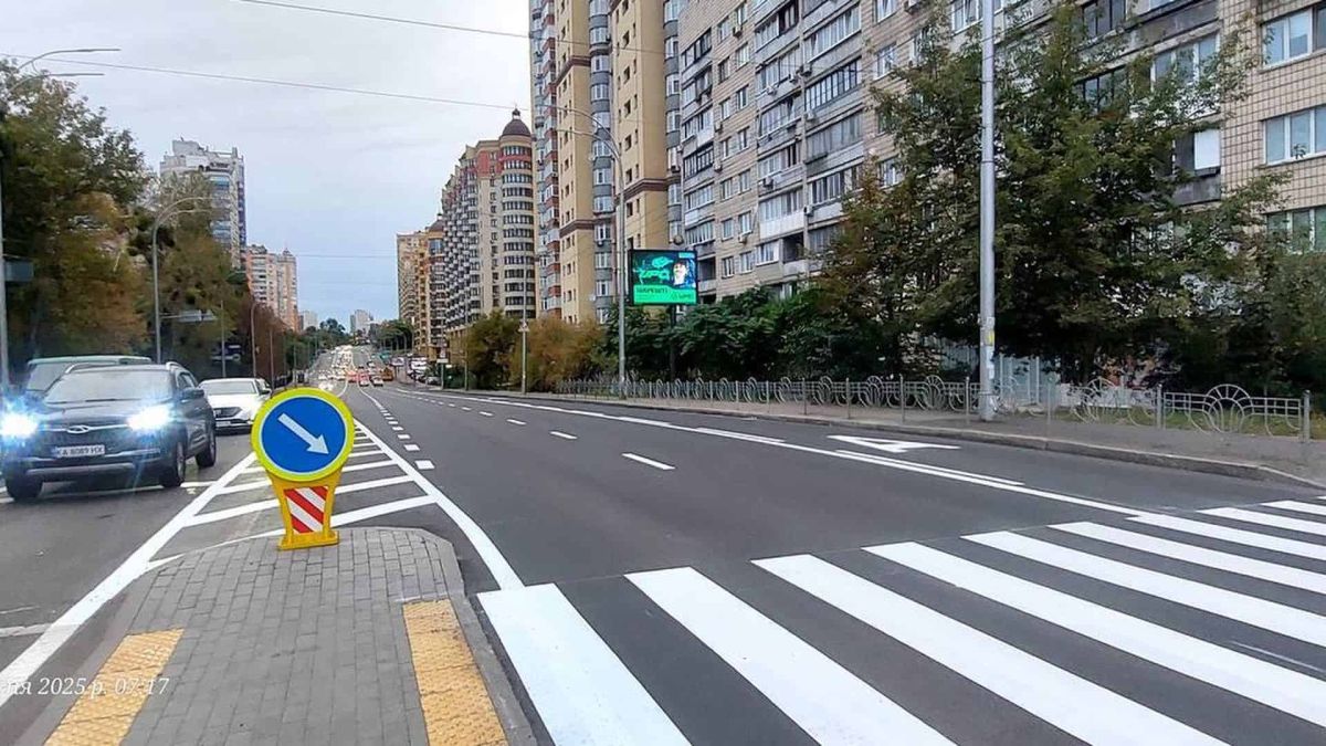 На Чорновола в Києві оновили асфальт і розмітку: відремонтовано 2000 м² Оновлений асфальт на вулиці Чорновола в Києві