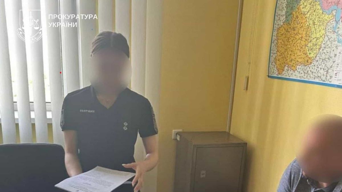 Чиновник Держрибагентства у Києві приховав майно дружини на 3,7 млн грн Жінка з розмитим обличчям тримає в руках документи