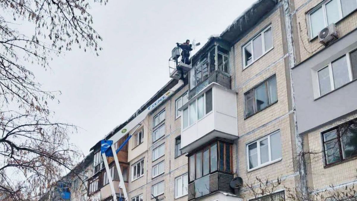 ДСНС попереджає киян про небезпеку бурульок З допомогою крану очищають дах житлової будівлі від бурульок