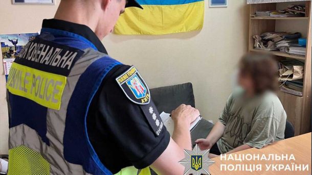 У Дніпровському районі Києва ракета впала біля дитсадка, утворивши величезну вирву (фото, відео) У Дніпровському районі Києва ракета впала біля дитсадка, утворивши величезну вирву (фото, відео)