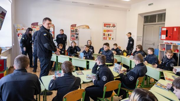 У Києві до 17 квітня судитимуть підозрюваних у справах, пов'язаних із Революцією Гідності Діти у формі Київської дитячої залізниці сидять за партами в Класі безпеки ДСНС, рятувальник проводить інтерактивний урок з правил безпеки