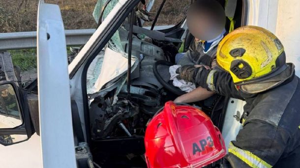 Чоловік пограбував киянку приставивши до її спини іграшковий пістолет: загрожує 8 років Рятувальники ДСНС деблокують водія вантажівки Renault після ДТП на Брест-Литовському шосе у Святошинському районі Києва