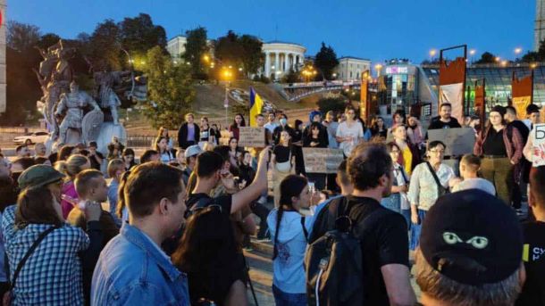 Житній ринок можуть приватизувати: Київрада винесе питання на сесію 11 вересня Митинг у Києві на підтримку України, людей з плакатами та прапорами, запалені вогні вечірнього міста, пам’ятник і настрій протесту під час головних новин міста.