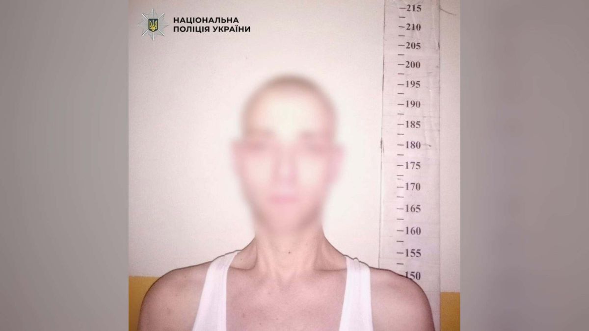 У Києві чоловіка засудили до 7 років за пограбування магазину на Празькій Розмите поліцейське фото чоловіка на тлі шкали зросту, оприлюднене під час повідомлення про вирок за грабіж магазину в Києві