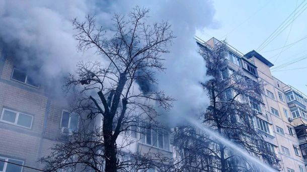 У Броварах і Борисполі відкрили 6 пунктів незламності Пожежники гасять пожежу в багатоповерхівці