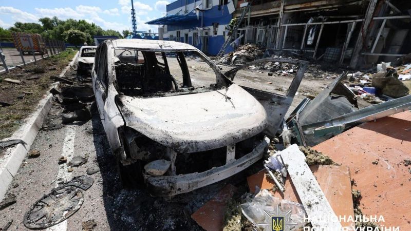 Головні новини Києва | Kyiv.News Знищені автомобілі та зруйнована будівля після ворожого удару по підприємству Яготинське для дітей на Броварщині
