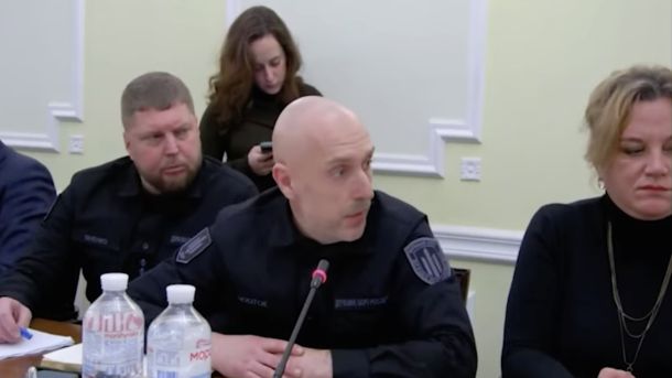 У Києві до +12 і дощі: погода 27 жовтня Детективи ДБР сидять за столом і доповідають в мікрофон
