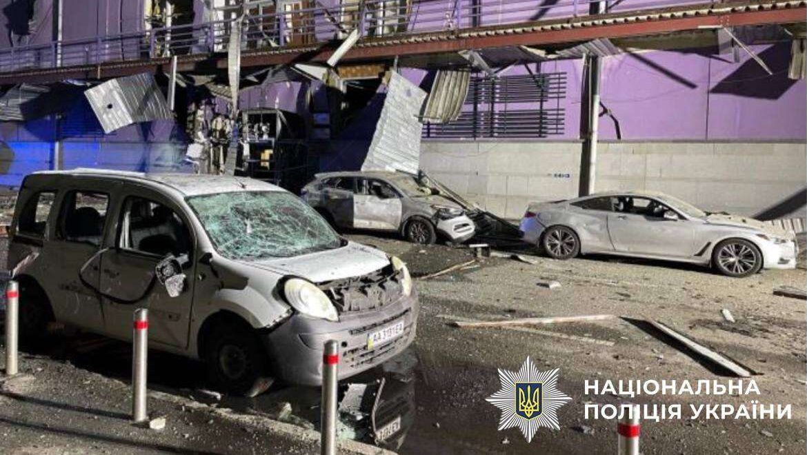 Внаслідок атаки «Шахедів» у Києві пошкоджено ТРЦ Dream та житлові будинки на Оболоні Пошкоджені автомобілі. Фото: Національна поліція
