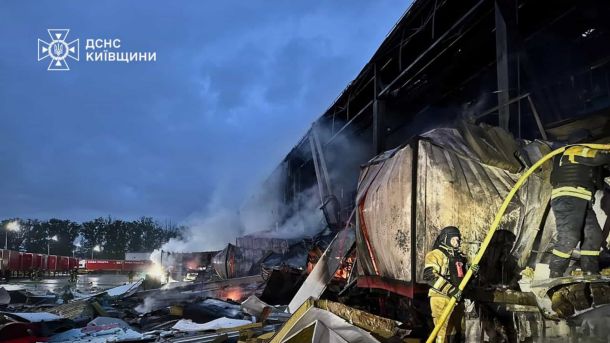 Обстріл України 2 червня: 13 загиблих, понад 100 поранених Рятувальники ДСНС Київщини гасять пожежу на місці влучання у склади на Оболоні після нічного ракетного обстрілу Києва 15 червня 2026 року