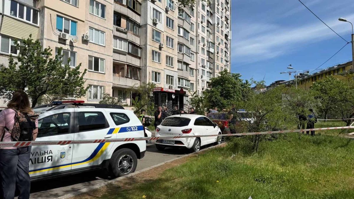 Чоловік загинув, випавши з 11-го поверху в Оболонському районі Місце події в Оболонському районі Києва — поліція та слідчо-оперативна група НПУ працюють на місці загибелі чоловіка