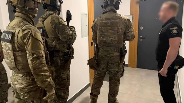 Киянка порізала ножем співмешканця під час п'янки — до 15 років в'язниці Правоохоронці під час обшуків у шахраїв, які організували схему псевдоінвестування та ошукали чехів на 1,6 млн грн