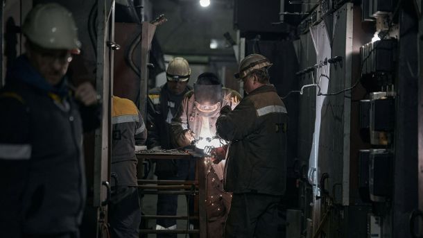 Рецидивіст пограбував киянина в під'їзді на Солом'янці — вкрав 7500 грн Працівники енергокомпанії виконують зварювальні роботи на електростанції з використанням спецобладнання