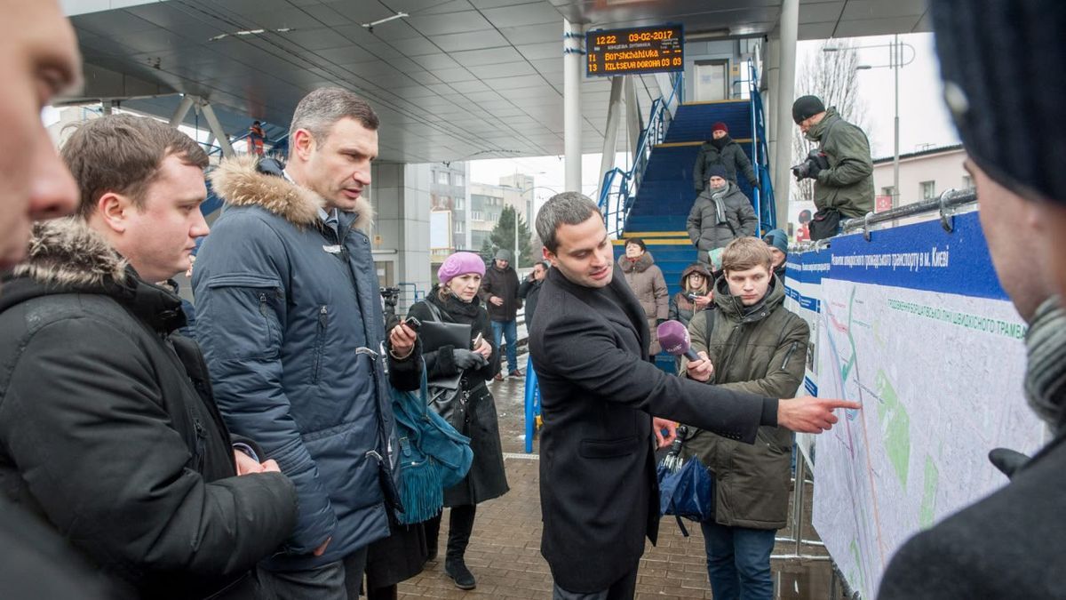 Київрада знову розглядає питання лінії трамваю до Палацу спорту: шукають фінансування Міський голова та чиновники обговорюють транспортну схему біля трамвайної зупинки