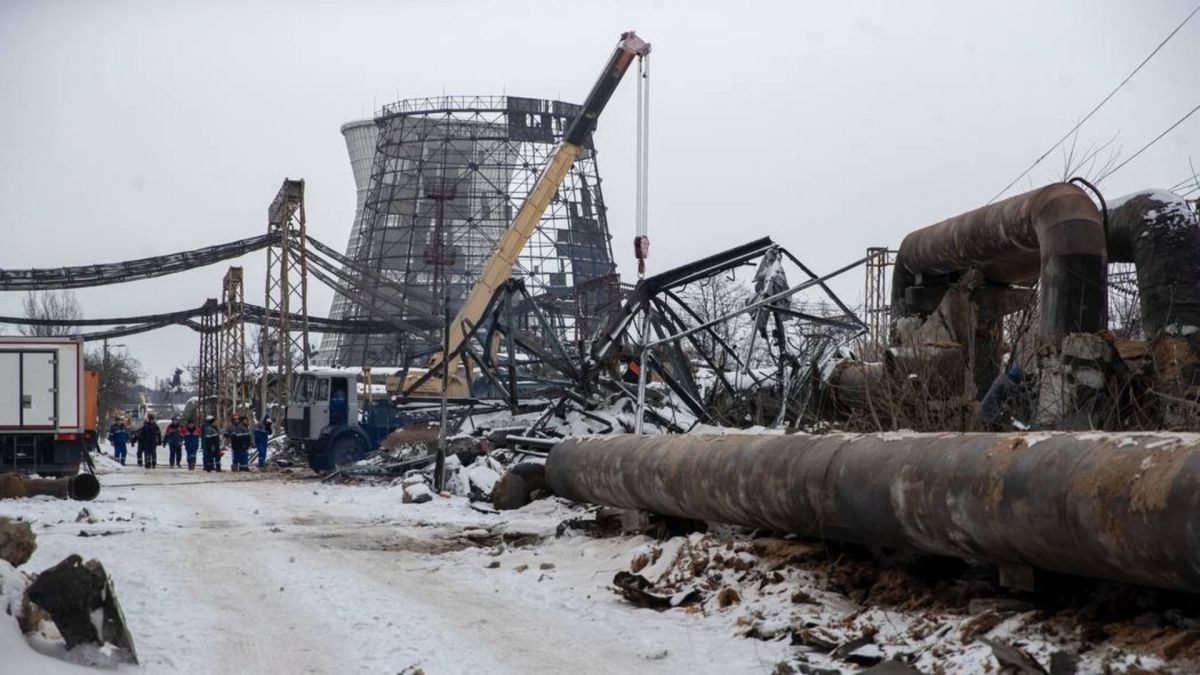 Лівий берег Києва ризикує знову лишитись без опалення наступної зими — Бахматов Зруйнована територія Дарницької ТЕЦ після російських обстрілів: пошкоджена градирня, зламані металоконструкції та труби