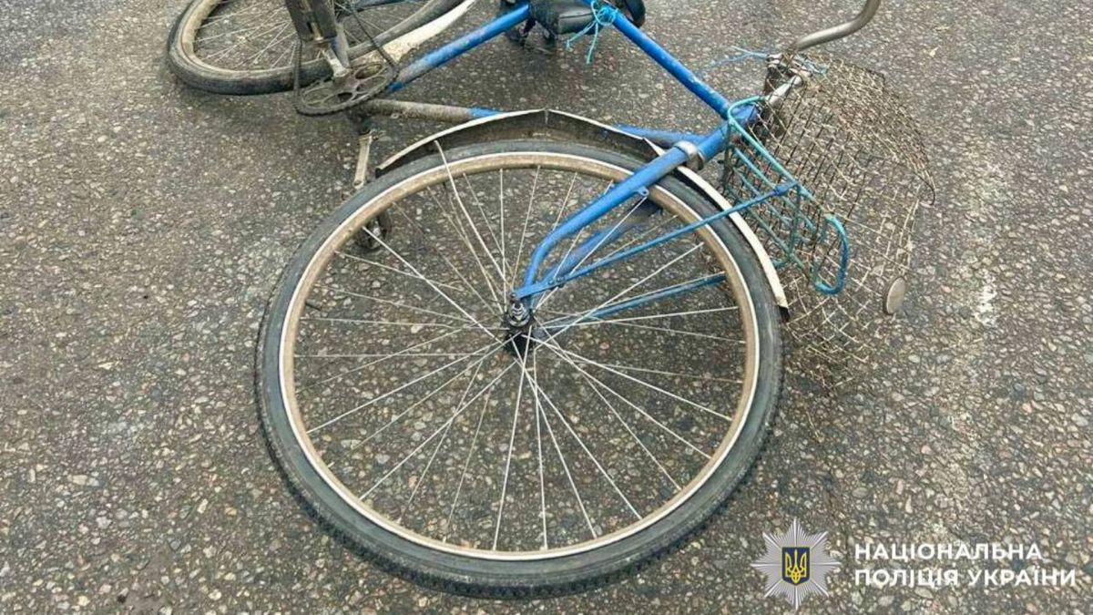 На Білоцерківщині в ДТП загинув велосипедист: подробиці Велосипед лежить на дорозі